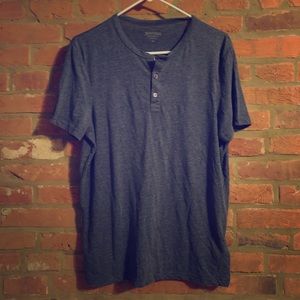 Cotton v-neck tee with buttons